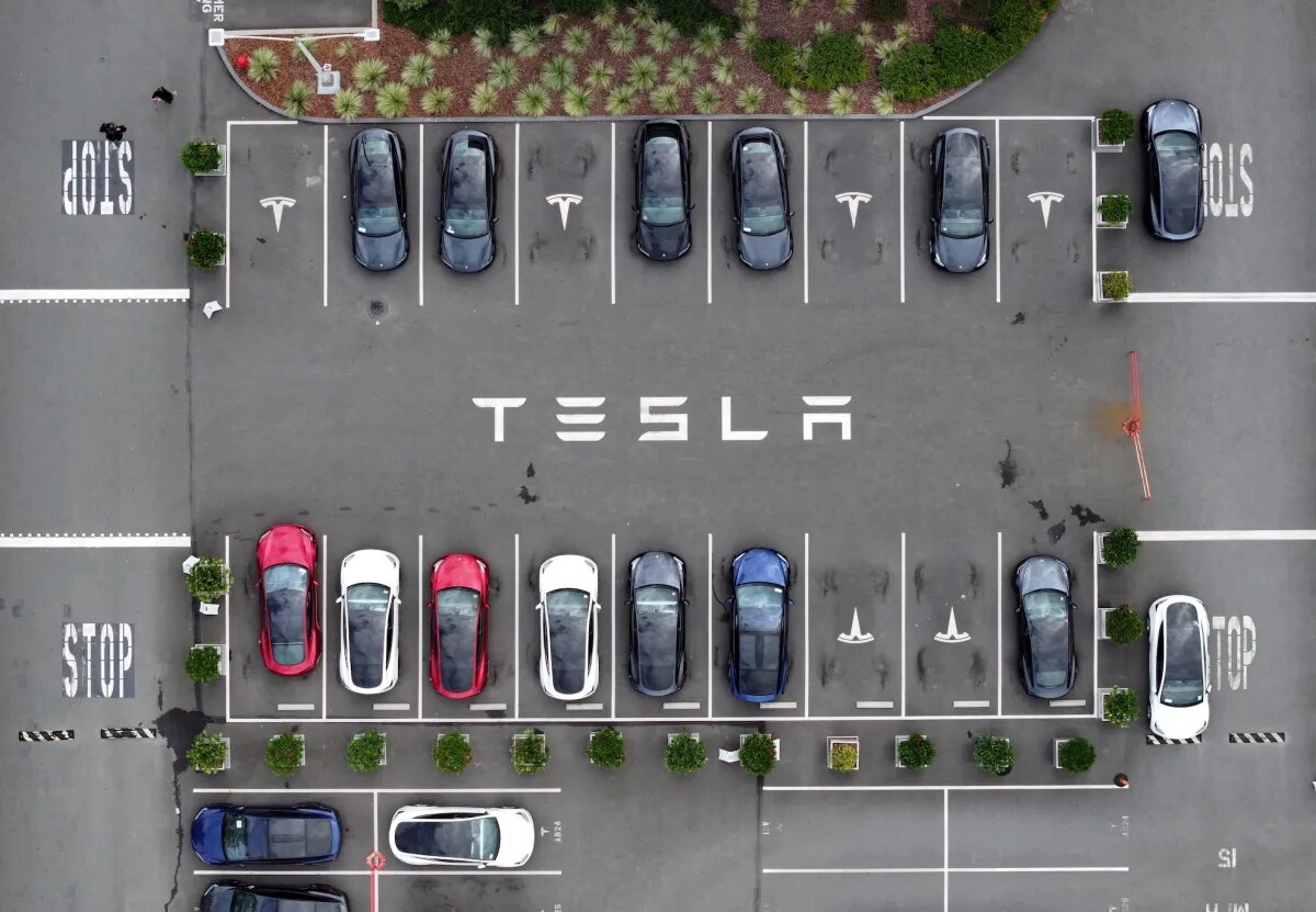 Tesla rešila tužbu za nesreću sa FSD, istraga NHTSA traje
