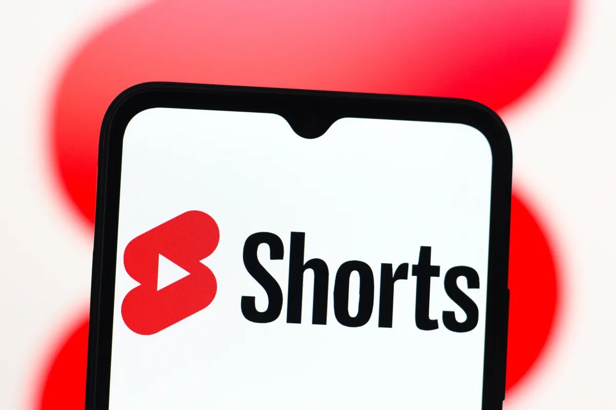 YouTube Shorts на телевизорах: зрители смотрят свыше 2 млрд часов в месяц — что это значит для создателей и платформ