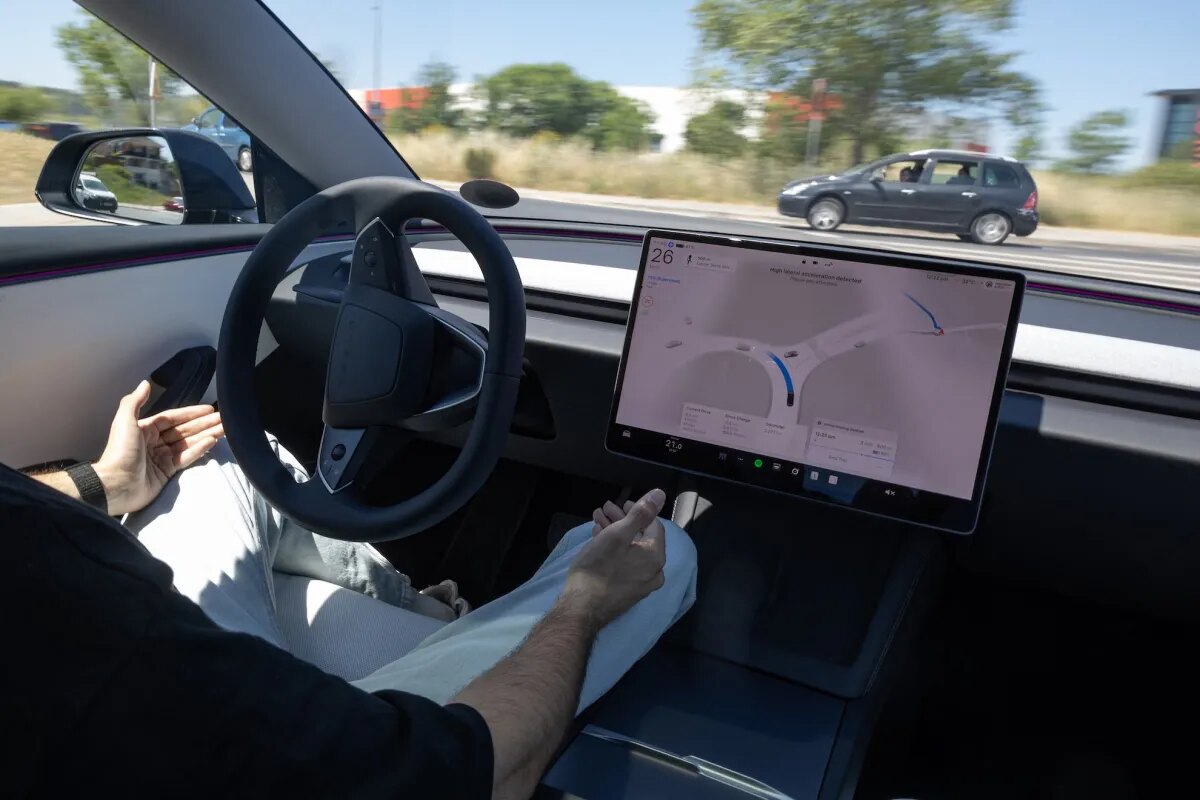 Tesla FSD pod povećalom: istrage nakon smrtonosne nesreće i rast programa robotaksi