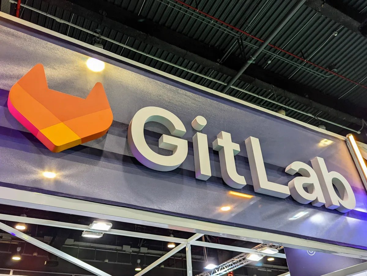 GitLab сокращает 14% сотрудников и перестраивает платформу под AI-агентов